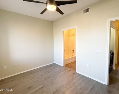 2929 W Yorkshire Drive - Photo Thumbnail 18