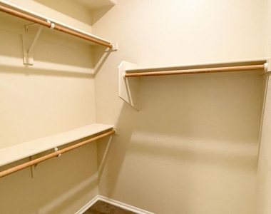2929 W Yorkshire Drive - Photo Thumbnail 15