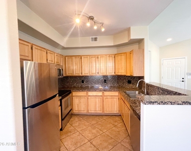 2929 W Yorkshire Drive - Photo Thumbnail 10