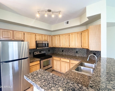 2929 W Yorkshire Drive - Photo Thumbnail 7