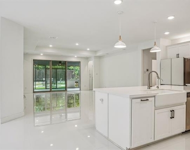 329 Magnolia Street - Photo Thumbnail 4