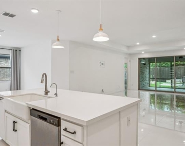 329 Magnolia Street - Photo Thumbnail 10