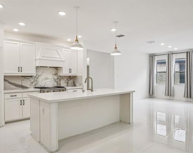 329 Magnolia Street - Photo Thumbnail 13