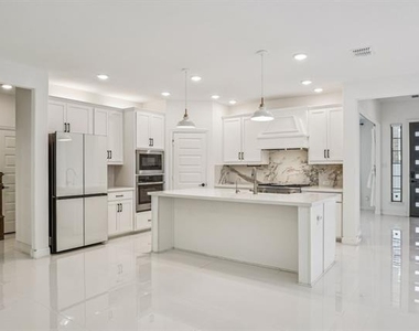 329 Magnolia Street - Photo Thumbnail 8