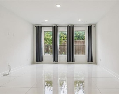 329 Magnolia Street - Photo Thumbnail 14