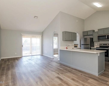 4501 N 106th Drive - Photo Thumbnail 3