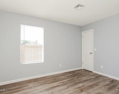 4501 N 106th Drive - Photo Thumbnail 6