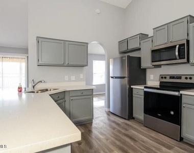 4501 N 106th Drive - Photo Thumbnail 5