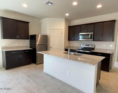 4819 S 109th Avenue - Photo Thumbnail 3