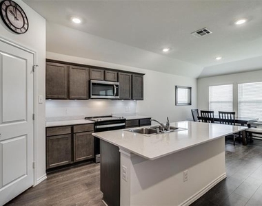 2117 Croton Avenue - Photo Thumbnail 4