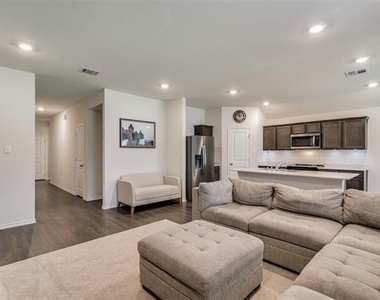 2117 Croton Avenue - Photo Thumbnail 2