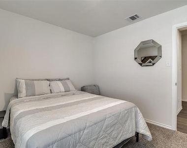 2117 Croton Avenue - Photo Thumbnail 14