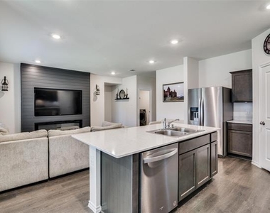 2117 Croton Avenue - Photo Thumbnail 6