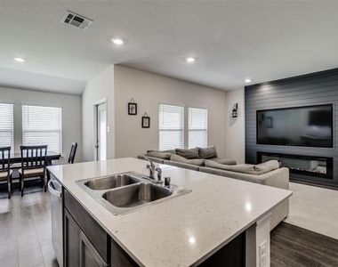 2117 Croton Avenue - Photo Thumbnail 5