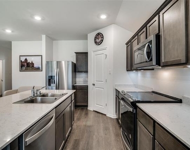2117 Croton Avenue - Photo Thumbnail 7