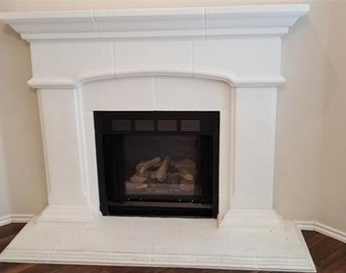 2036 El Camino Drive - Photo Thumbnail 5