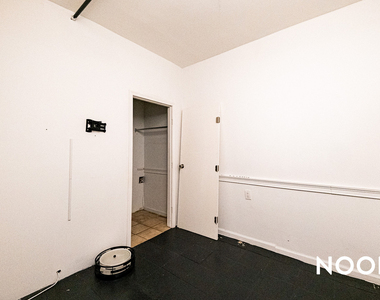 1670 Gates Avenue - Photo Thumbnail 2