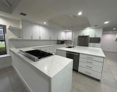 910 Emerald Boulevard - Photo Thumbnail 5