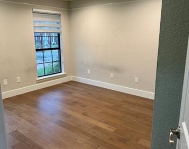910 Emerald Boulevard - Photo Thumbnail 10