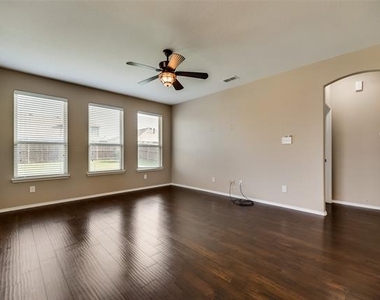 1801 Meadow Trail Lane - Photo Thumbnail 2