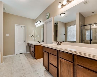 1801 Meadow Trail Lane - Photo Thumbnail 7