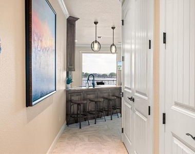 401 E Pearl Street - Photo Thumbnail 1