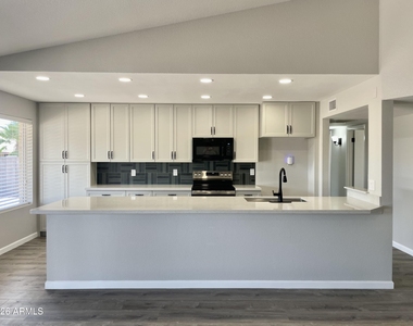 3901 W Sweetwater Avenue - Photo Thumbnail 9