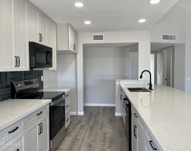 3901 W Sweetwater Avenue - Photo Thumbnail 7