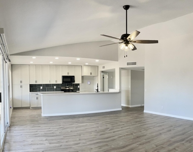 3901 W Sweetwater Avenue - Photo Thumbnail 5