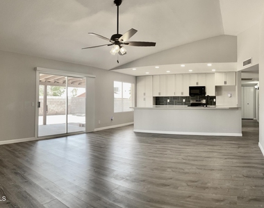 3901 W Sweetwater Avenue - Photo Thumbnail 6