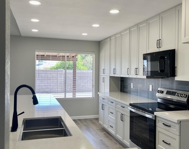3901 W Sweetwater Avenue - Photo Thumbnail 10