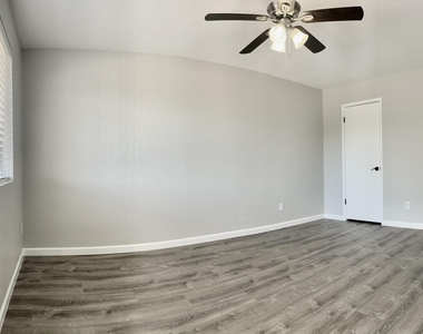 3901 W Sweetwater Avenue - Photo Thumbnail 13