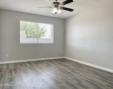 3901 W Sweetwater Avenue - Photo Thumbnail 12