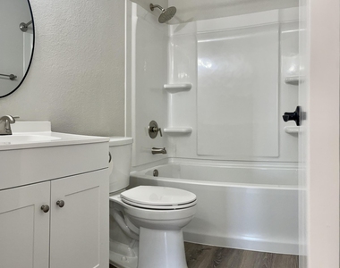 3901 W Sweetwater Avenue - Photo Thumbnail 17