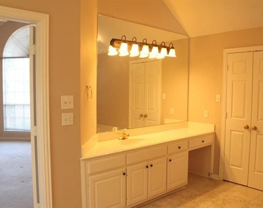 8605 Berwick Drive - Photo Thumbnail 9