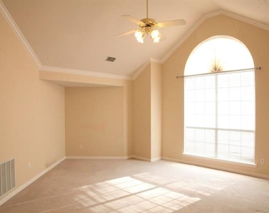 8605 Berwick Drive - Photo Thumbnail 7