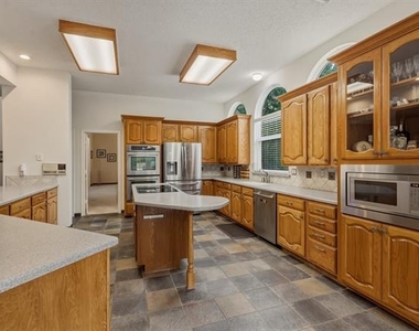 7612 Oak Knoll Drive - Photo Thumbnail 11