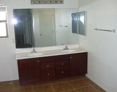 6907 S Emerald Place - Photo Thumbnail 5