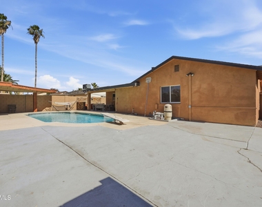 5654 W Mountain View Road - Photo Thumbnail 32