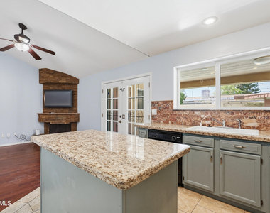 5654 W Mountain View Road - Photo Thumbnail 12