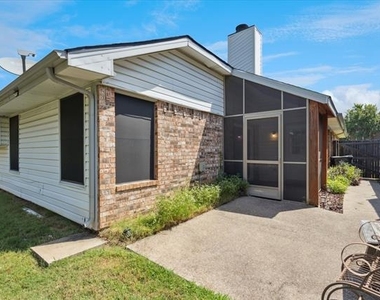 2232 Turf Club Drive - Photo Thumbnail 12