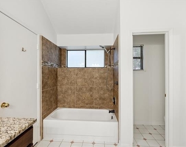 2232 Turf Club Drive - Photo Thumbnail 7
