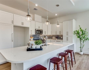 345 College Avenue - Photo Thumbnail 6