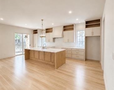 5115 Vanderbilt Avenue - Photo Thumbnail 11