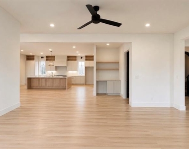 5115 Vanderbilt Avenue - Photo Thumbnail 10