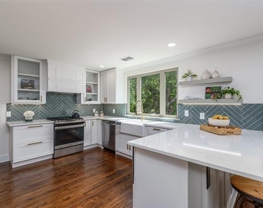 707 S College Street - Photo Thumbnail 11
