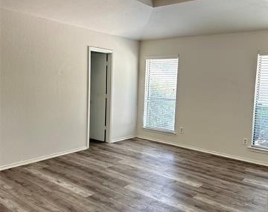 228 S Pearson Lane - Photo Thumbnail 6