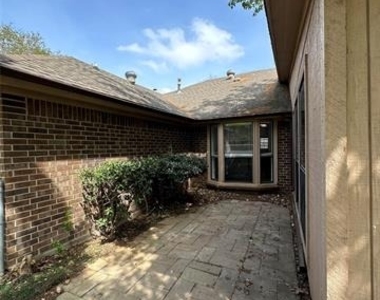 228 S Pearson Lane - Photo Thumbnail 17