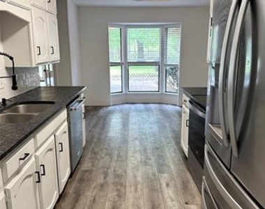 228 S Pearson Lane - Photo Thumbnail 3