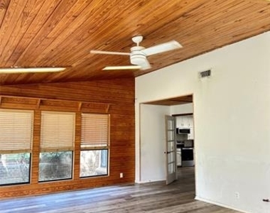 228 S Pearson Lane - Photo Thumbnail 9